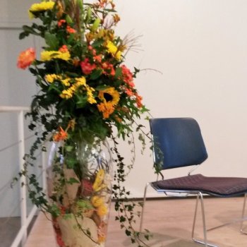 Große Vase mit Strauss für Buehne